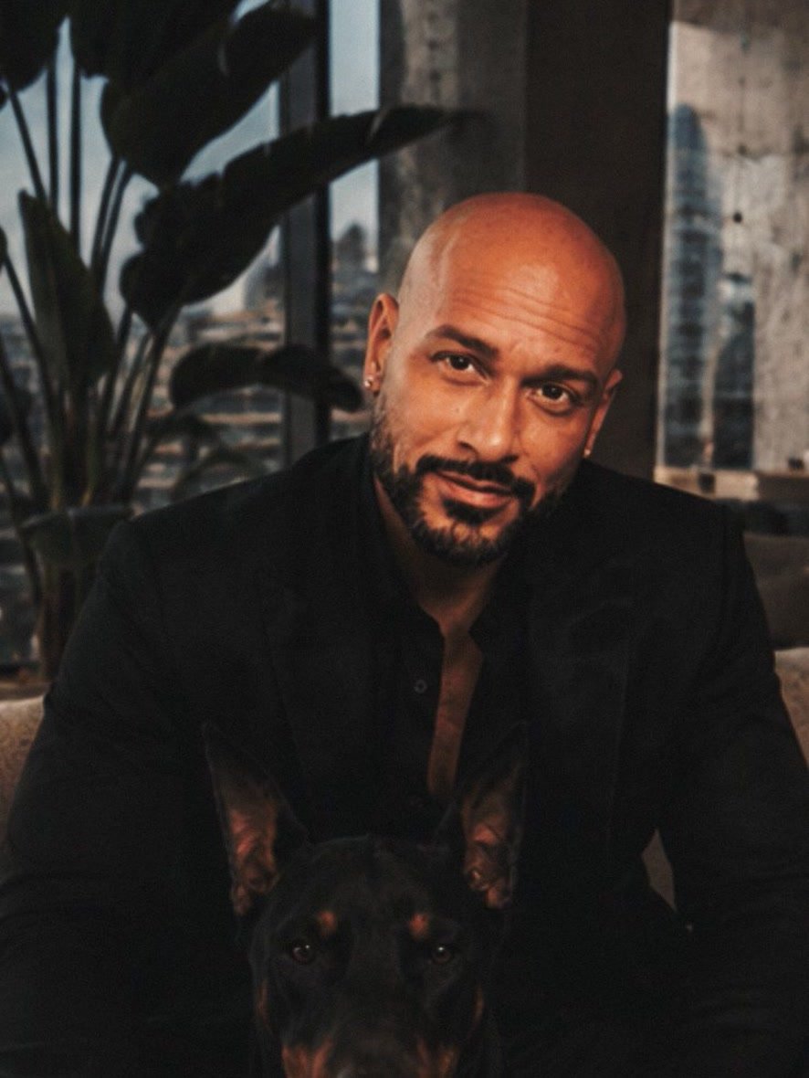 Mike, le fondateur de Quasar, photographié avec son chien dans un appartement montréalais.